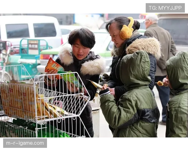 冯彦哲今天赛场外竟然背着大包出现，感觉像快递小哥兼职的明星